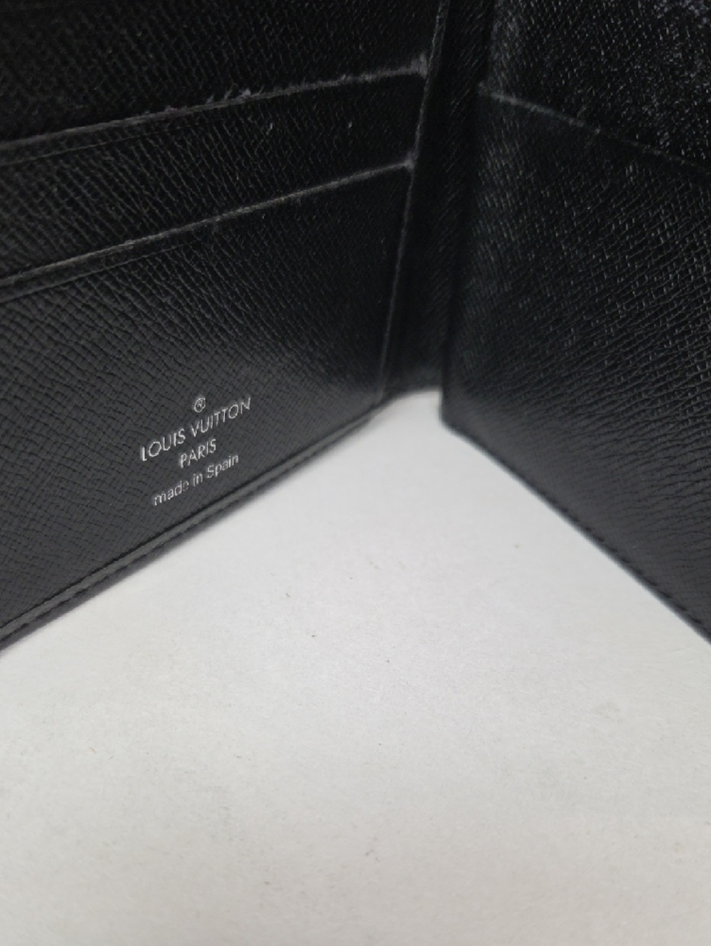 Louis Vuitton Black Taiga Textured Leather Slim Wallet - Picture 4 of 11